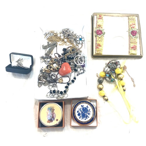 576 - Selection of vintage and later costume jewellery includes compacts etc