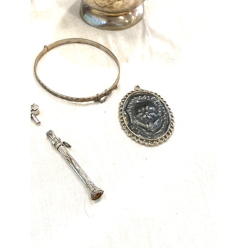 581 - Selection of vintage costume jewellery together with silver plated items