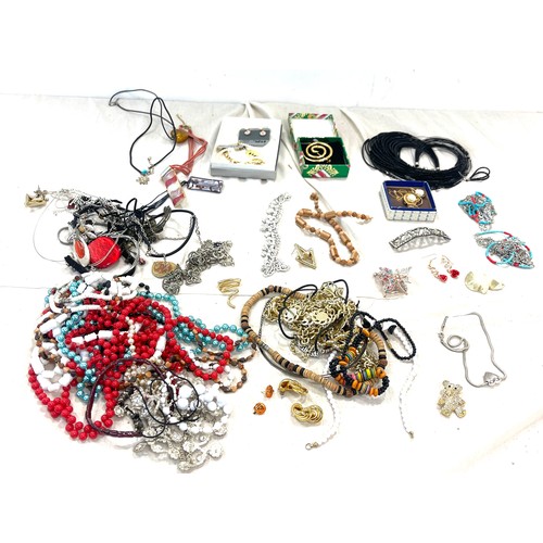 546 - Selection of ladies costume jewellery