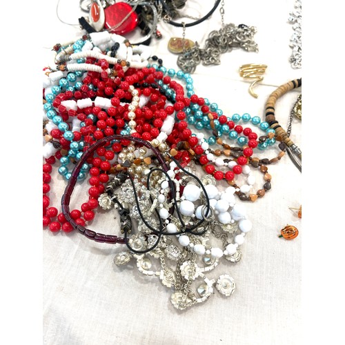 546 - Selection of ladies costume jewellery