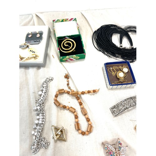 546 - Selection of ladies costume jewellery