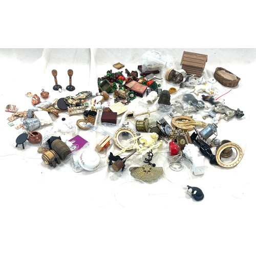 69 - Selection of dolls house accessories, to include busts, l fruit, veg, pets etc