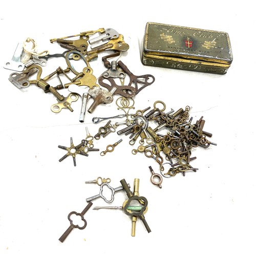 591 - Collection of vintage clock and watch keys