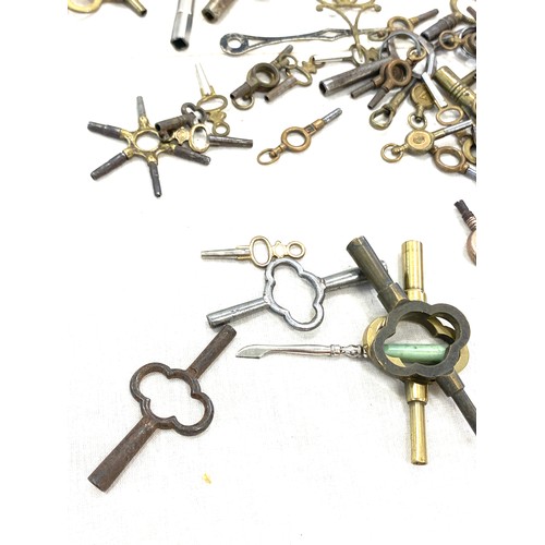 591 - Collection of vintage clock and watch keys