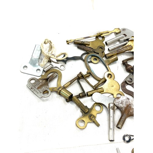 591 - Collection of vintage clock and watch keys