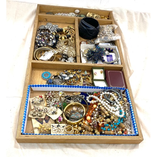 592 - Selection of assorted ladies costume jewellery