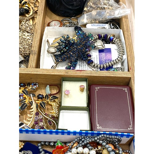 592 - Selection of assorted ladies costume jewellery