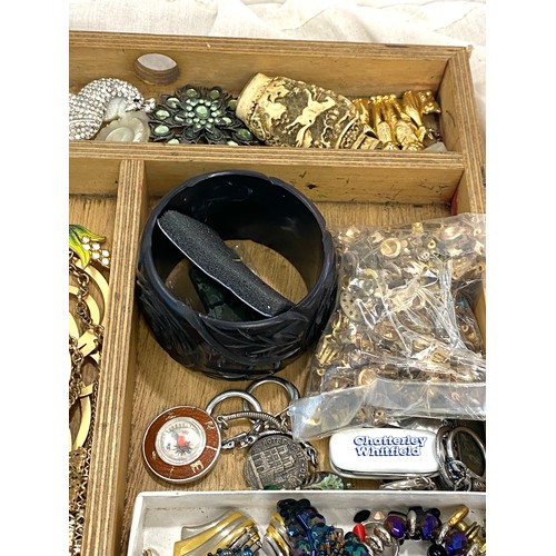 592 - Selection of assorted ladies costume jewellery