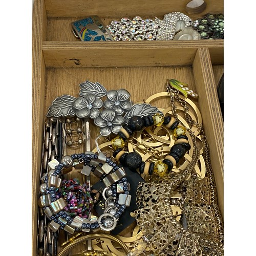 592 - Selection of assorted ladies costume jewellery