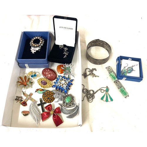 604 - Selection of ladies costume jewellery to include Mexican silver brooches etc