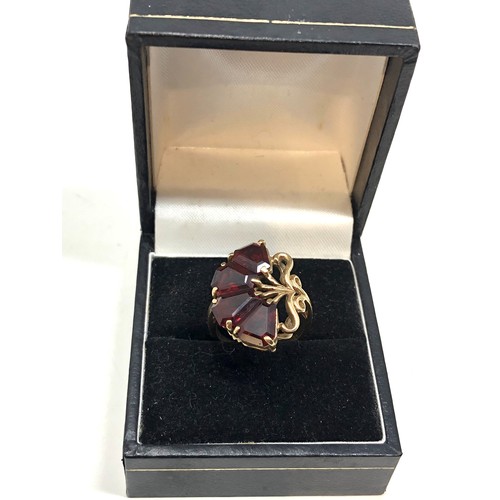 114 - 9ct gold garnet fan shaped dress ring weight 3.8g