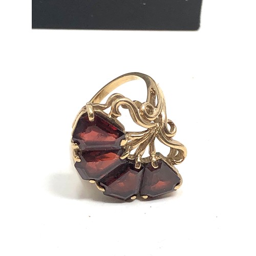 114 - 9ct gold garnet fan shaped dress ring weight 3.8g