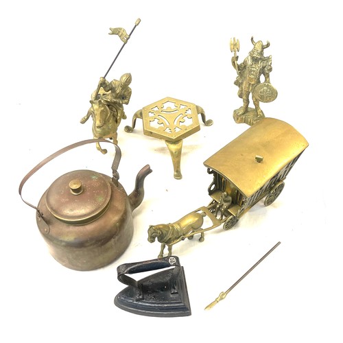 194 - Selection of assorted brassware includes, brass kettle, door stop, Knight on a horse figure etc