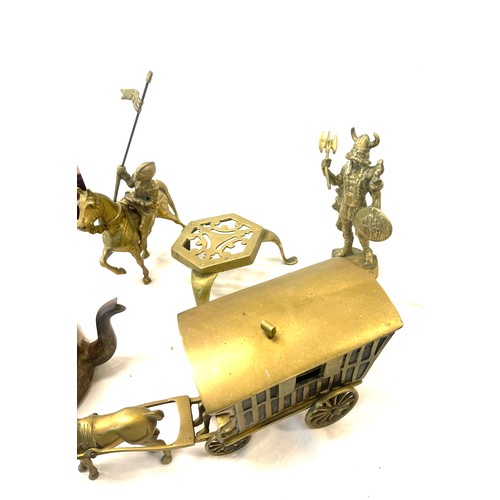 194 - Selection of assorted brassware includes, brass kettle, door stop, Knight on a horse figure etc