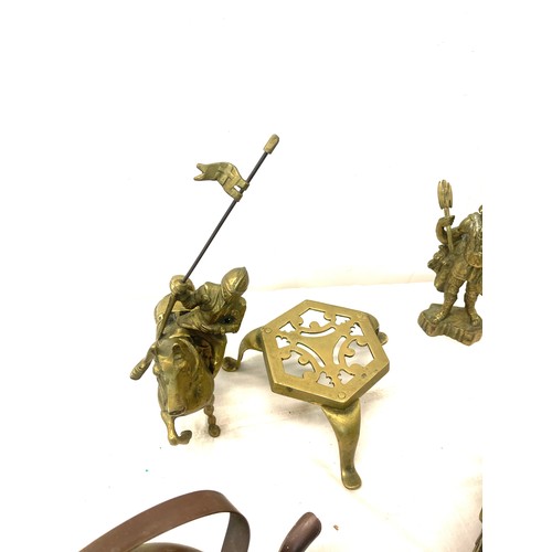 194 - Selection of assorted brassware includes, brass kettle, door stop, Knight on a horse figure etc