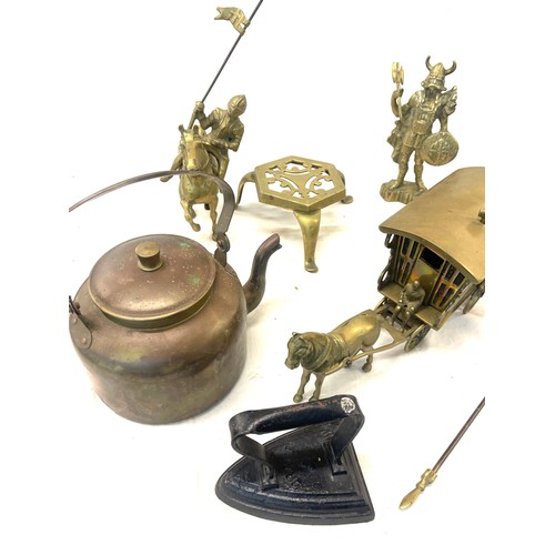 194 - Selection of assorted brassware includes, brass kettle, door stop, Knight on a horse figure etc