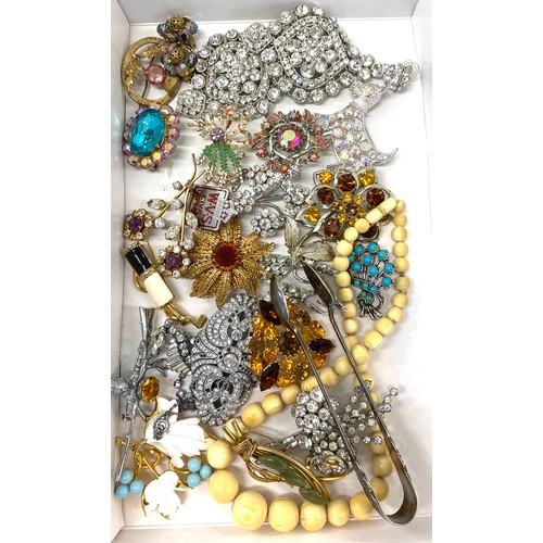 600 - Large selection of vintage and later brooches