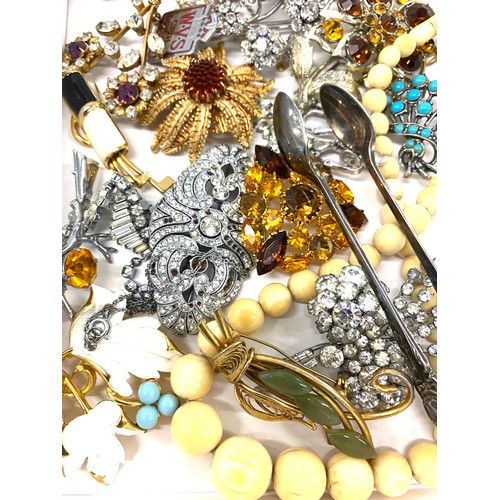 600 - Large selection of vintage and later brooches