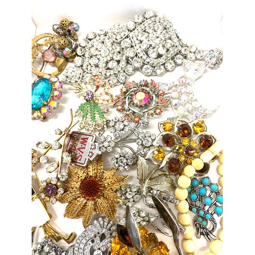 600 - Large selection of vintage and later brooches