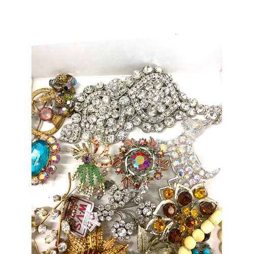 600 - Large selection of vintage and later brooches