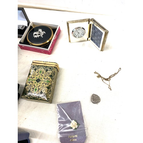 605 - Selection of miscellaneous items includes brooches, watches, silver locket, Jubilee coin etc