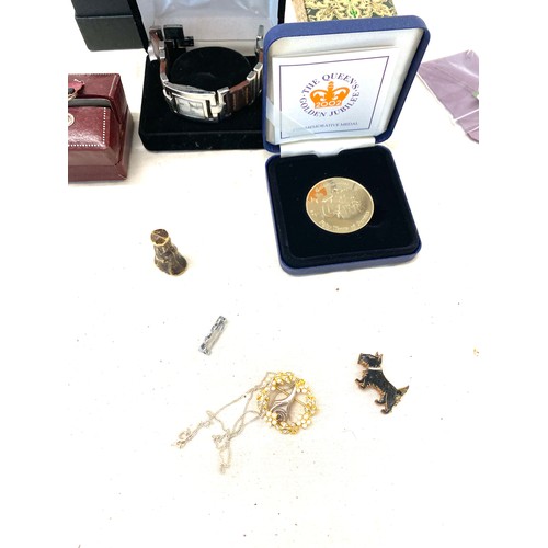 605 - Selection of miscellaneous items includes brooches, watches, silver locket, Jubilee coin etc