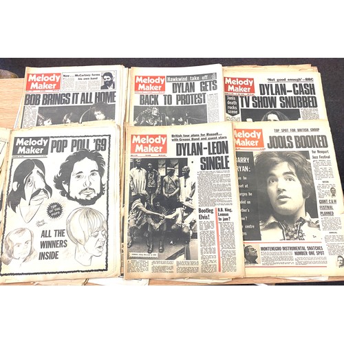 291 - Selection of vintage newspapers includes Melody Maker news papers, daily mirror news papers, the sun... 