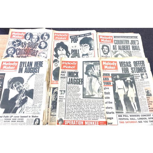 291 - Selection of vintage newspapers includes Melody Maker news papers, daily mirror news papers, the sun... 