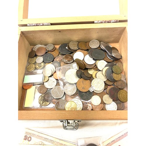 515 - Showcase of coins and bank notes