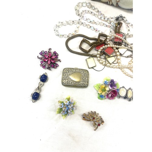 563 - Selection of vintage and later costume jewellery includes brooches, vesta case etc