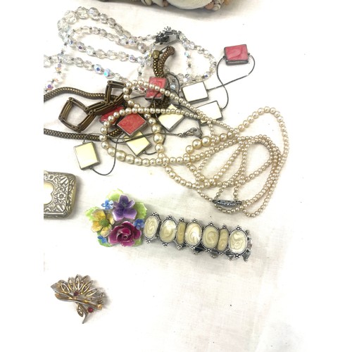 563 - Selection of vintage and later costume jewellery includes brooches, vesta case etc