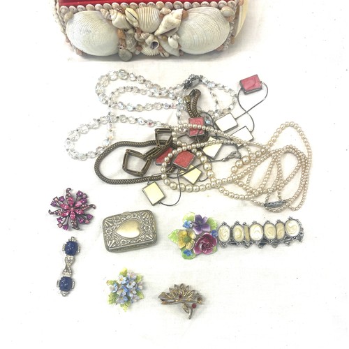 563 - Selection of vintage and later costume jewellery includes brooches, vesta case etc