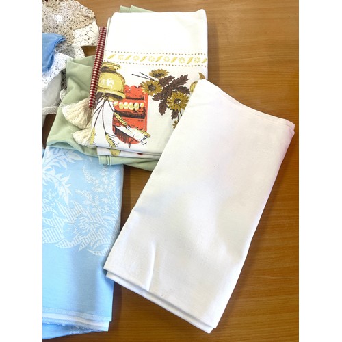 121 - Large selection of assorted lining