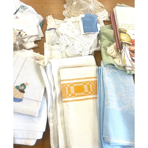 121 - Large selection of assorted lining