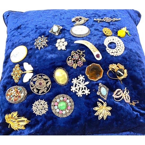 506 - Large selection of vintage and later brooches