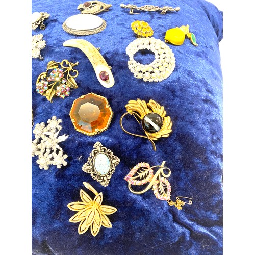 506 - Large selection of vintage and later brooches