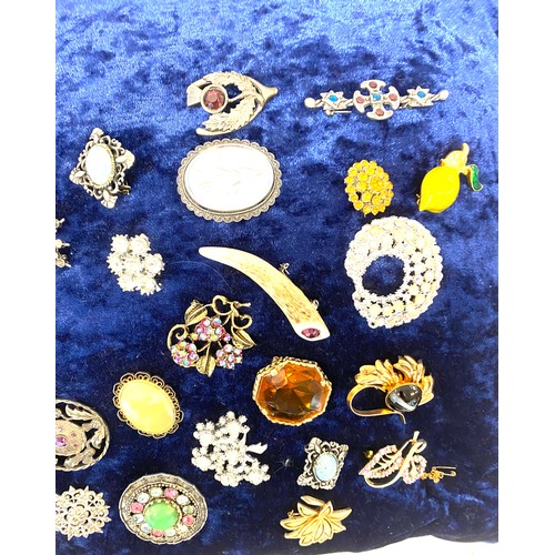 506 - Large selection of vintage and later brooches