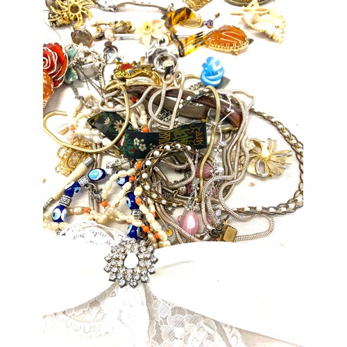 544 - Large selection of vintage costume jewellery