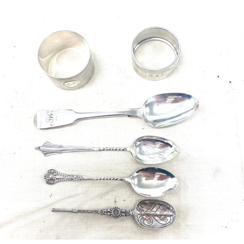 532 - Selection of silver items includes 2 napkin rings and 4 tea spoons weight approx 90.3g