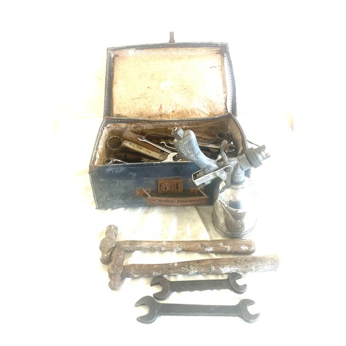 136 - Large selection of vintage and later tools