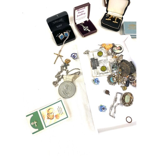 589 - Tray on vintage and later items includes some silver jewellery, cufflinks, costume jewellery etc