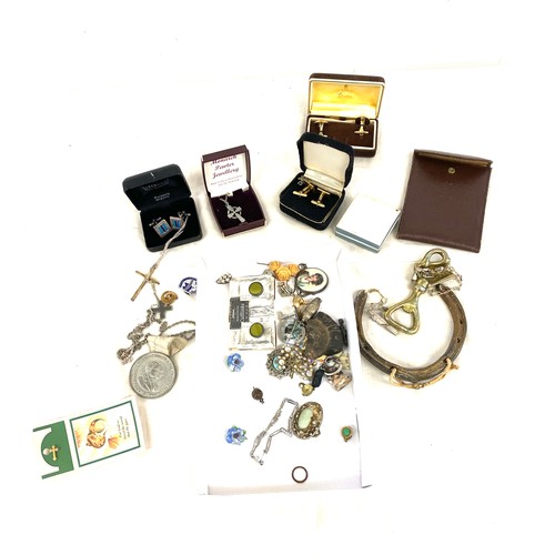 589 - Tray on vintage and later items includes some silver jewellery, cufflinks, costume jewellery etc