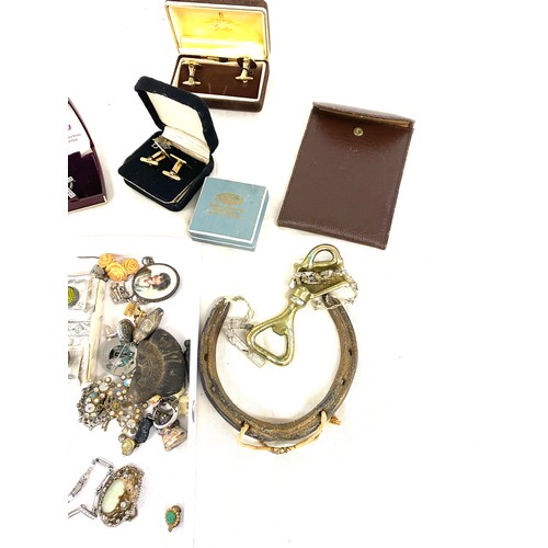 589 - Tray on vintage and later items includes some silver jewellery, cufflinks, costume jewellery etc