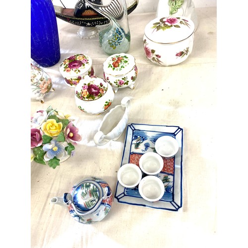 250 - Selection of miscellaneous to include glassware, pottery etc