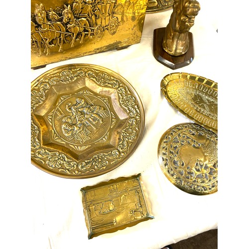 386 - Selection of vintage brassware