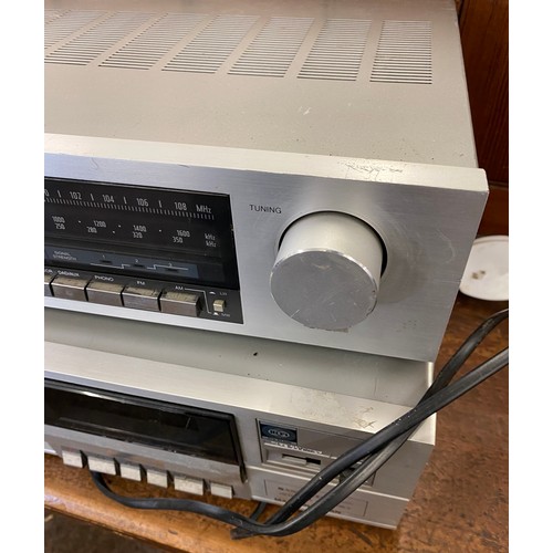 390 - 2 Hi Fi separates JVC - Powers up