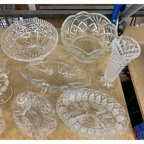 385 - Large selection of vintage and later glassware