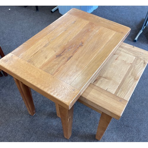 441 - Nest of 2 oak tables measures approx 21.5