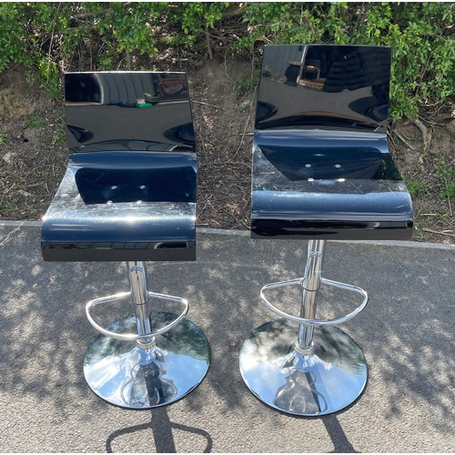 432 - 2 Black gas bar stools