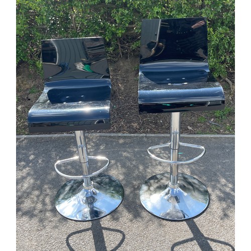 432 - 2 Black gas bar stools